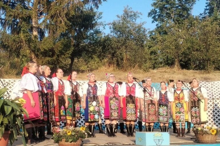 KUD "Mladost" iz Luga nastupa na 10. manifestaciji "Pod lipom se hladimo" – avgust 2025