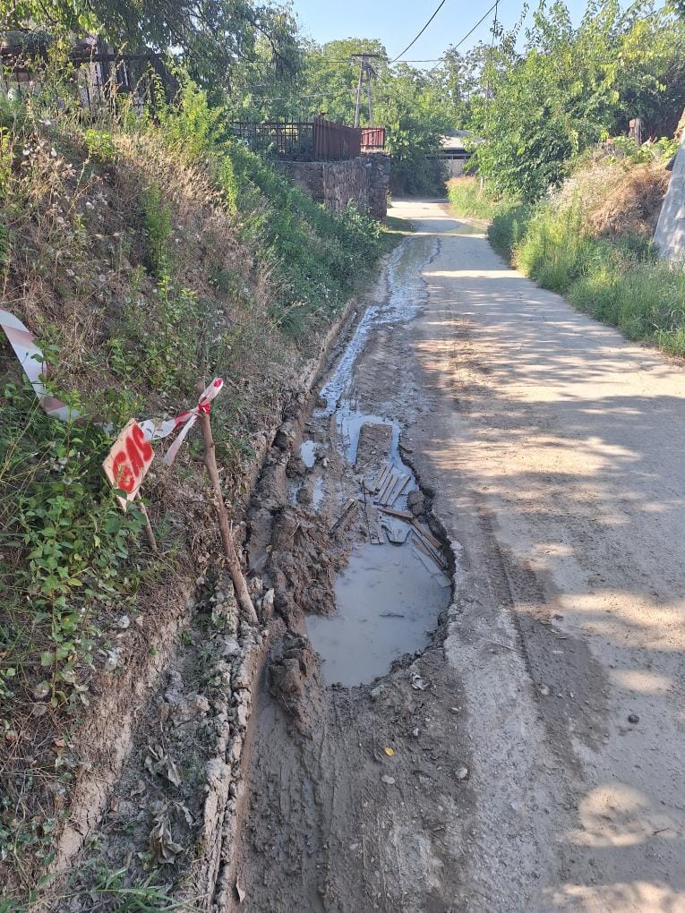 Oštećenje puta prema groblju u Beočin selu