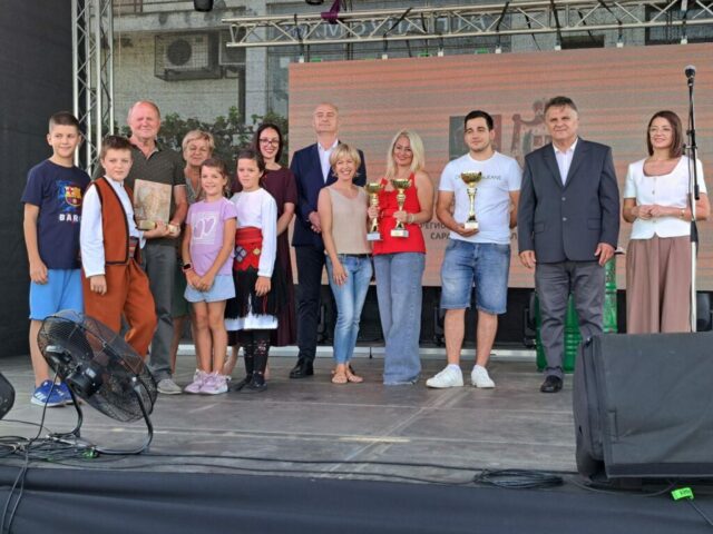 Tradicionalna manifestacija u Banoštoru obeležena dodelom nagrada domaćim vinarijama i koncertom Goce Tržan.