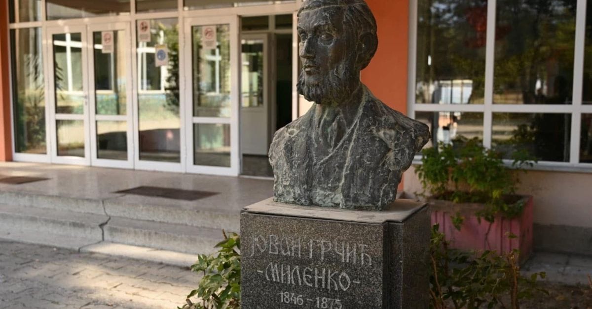 spomenik Jovanu Grčiću Milenku ispred škole