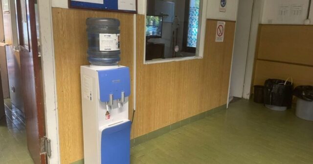 Opština Beočin obezbedila aparate sa vodom za učenike i zaposlene tokom rekonstrukcije fabrike vode.