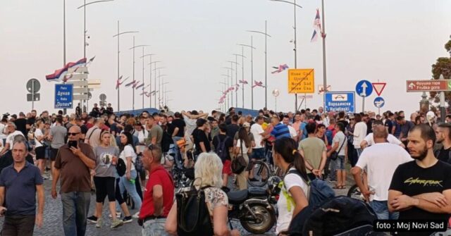 Protest gradjana Novog Sada protiv šetnje pristalica SNS-a u Petrovradinu