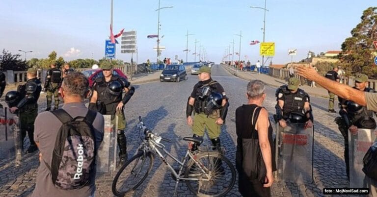 „Protesti i kontraskupovi u Novom Sadu, 13. septembar 2025“