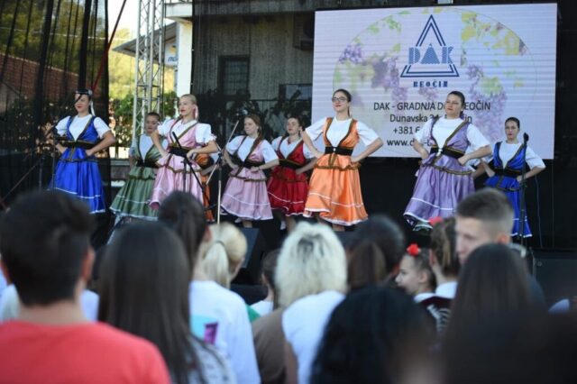 „Folklorni ansambl izvodi koreografiju na bini tokom Banostorskih dana grožđa 2025"
