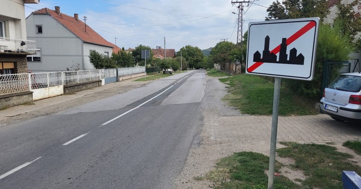 „Saobraćajni znak prestanak naseljenog mesta u centru MZ Brazilija, opština Beočin“