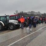 Poljoprivrednici iz Beočina postavili punkt traktora između Suseka i Neština u znak podrške protestu kod Mrčajevaca, februar 2026.