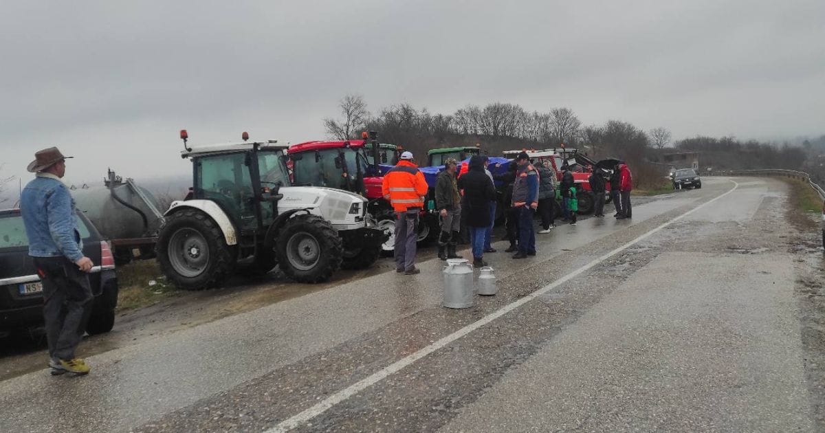 Poljoprivrednici iz Beočina postavili punkt traktora između Suseka i Neština u znak podrške protestu kod Mrčajevaca, februar 2026.