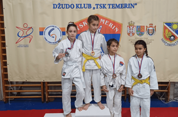 Takmičari dzudo kluba Cement na postolju sa medaljama