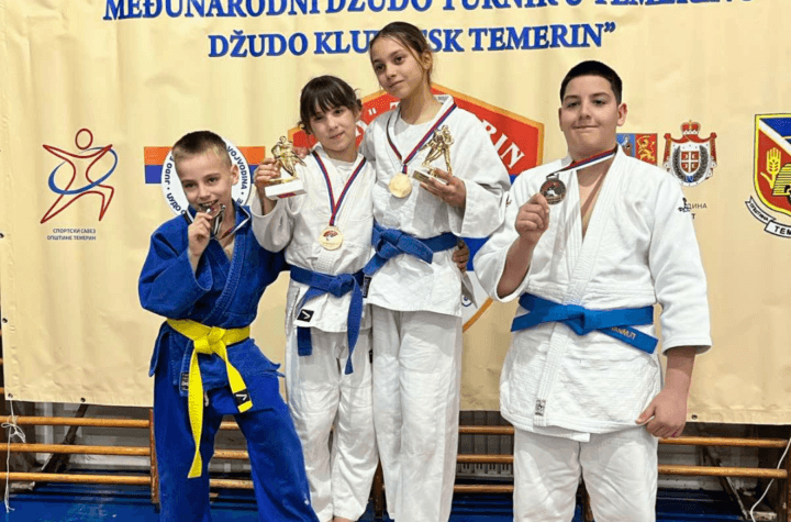 Takmičari dzudo kluba Cement na postolju sa medaljama