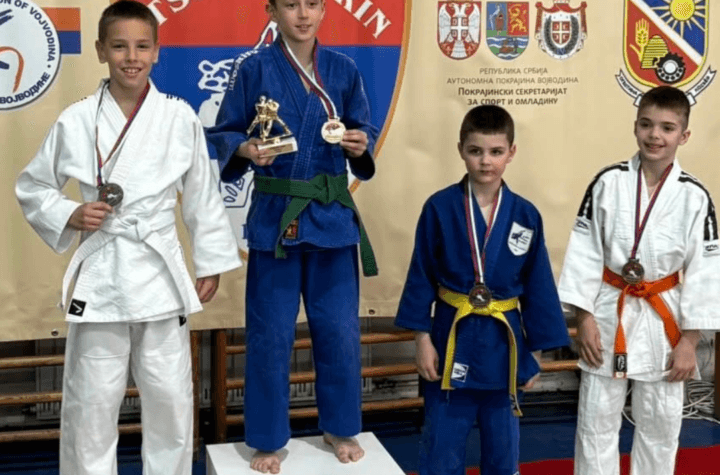 Takmičari dzudo kluba Cement na postolju sa medaljama
