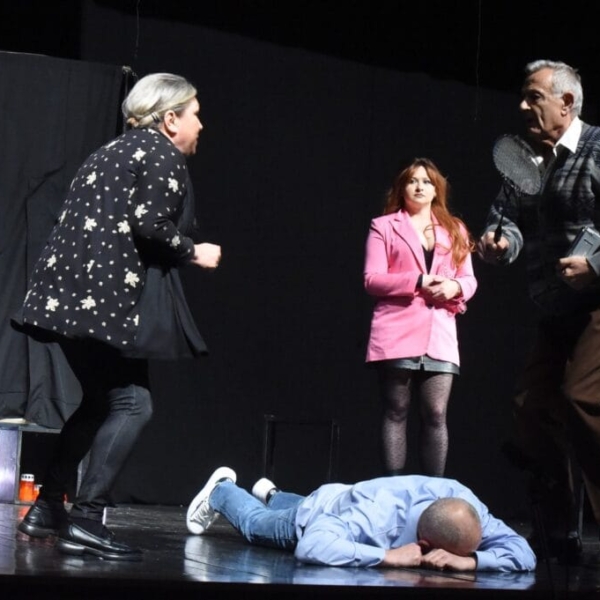 Pozorišna predstava „Naša stranka“ premijera u Beočinu, KUD Brile – scena iz predstave