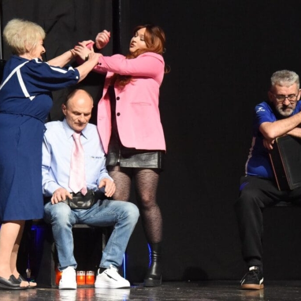 Pozorišna predstava „Naša stranka“ premijera u Beočinu, KUD Brile – scena iz predstave