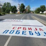 Grafit „Srbija pobeđuje“ na raskrsnici u centru Beočina – politička poruka na kolovozu