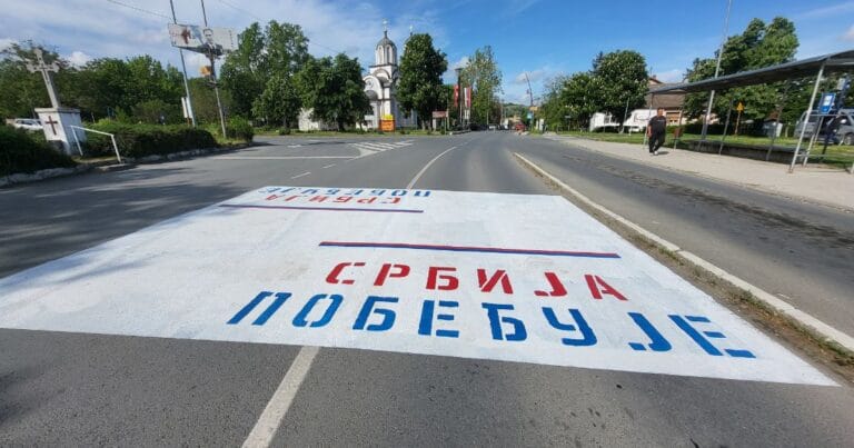 Grafit „Srbija pobeđuje“ na raskrsnici u centru Beočina – politička poruka na kolovozu