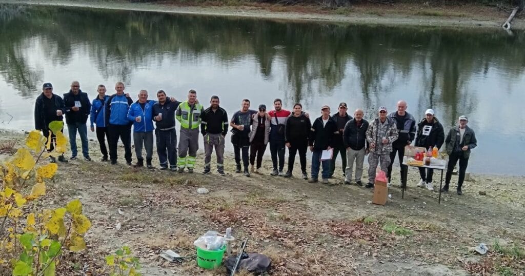 Aktivisti i članovi SRK Jaz i OOSR Karaš nakon akcije uređenja Beočinskog dunavskog kanala