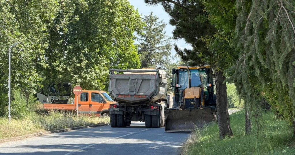 Građevinska mehanizacija tokom pripremnih radova za asfaltiranje puta ka Dunav naselju u Beočinu