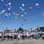 Beočinski maturanti puštaju šarene balone u školskom dvorištu povodom završetka školske godine 2026.