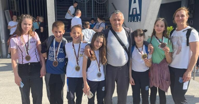 Takmičari Džudo kluba Cement iz Beočina sa osvojenim medaljama na međunarodnom turniru Kup grada Sarajeva