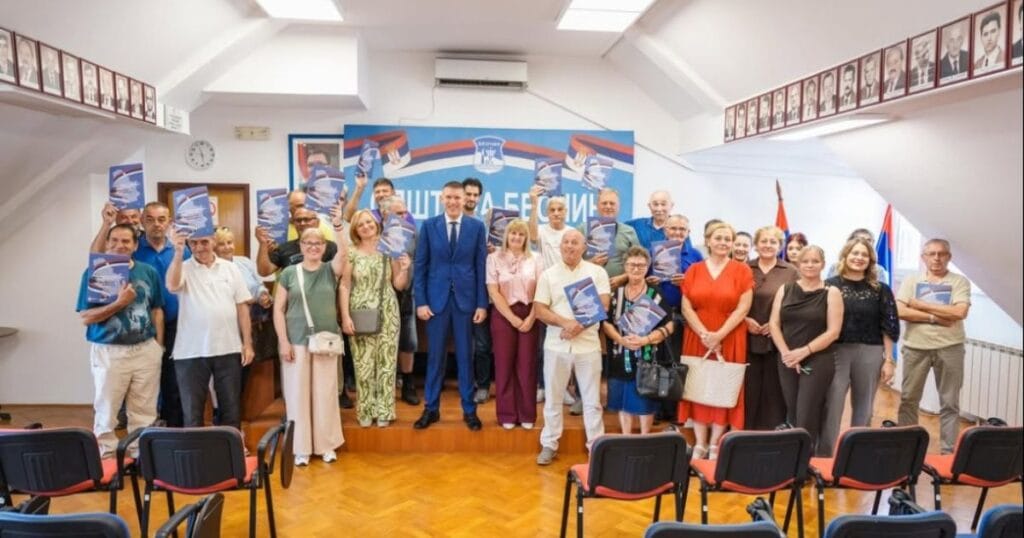 Građani Beočina sa ugovorima za subvencije za energetsku sanaciju domaćinstava.