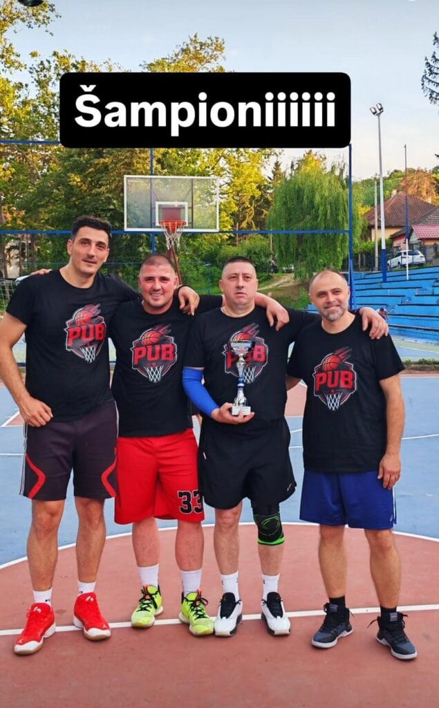 Utakmica na Drugom majskom turniru veterana u basketu 3x3 u Špicer bašti u Beočinu