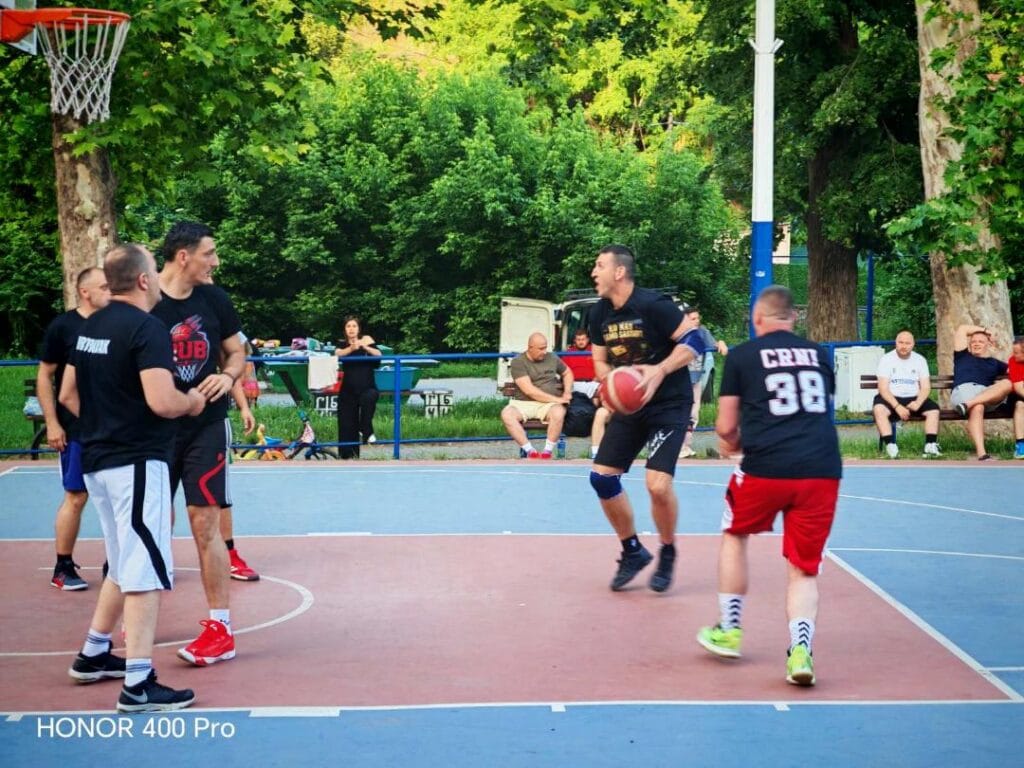 Utakmica na Drugom majskom turniru veterana u basketu 3x3 u Špicer bašti u Beočinu