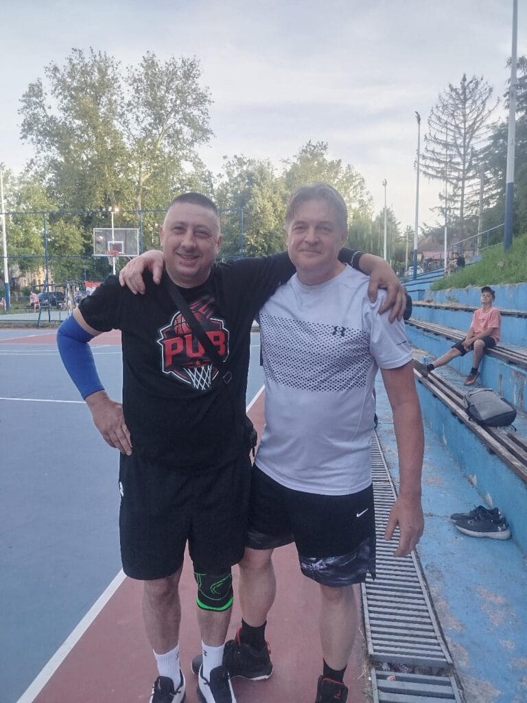 Utakmica na Drugom majskom turniru veterana u basketu 3x3 u Špicer bašti u Beočinu
