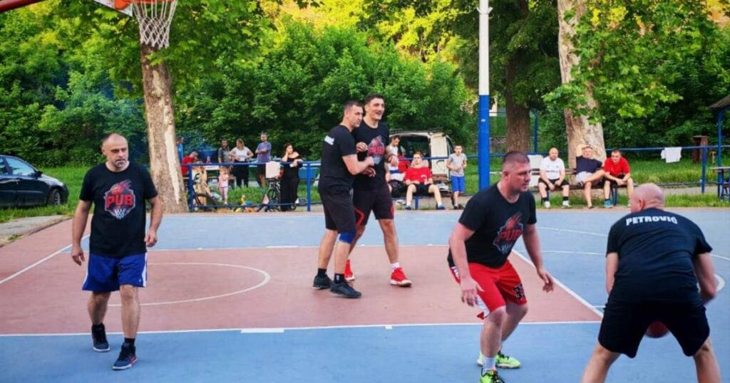Veterani igraju basket 3x3 na terenu u Špicer bašti tokom Drugog majskog turnira u Beočinu