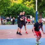 Veterani igraju basket 3x3 na terenu u Špicer bašti tokom Drugog majskog turnira u Beočinu