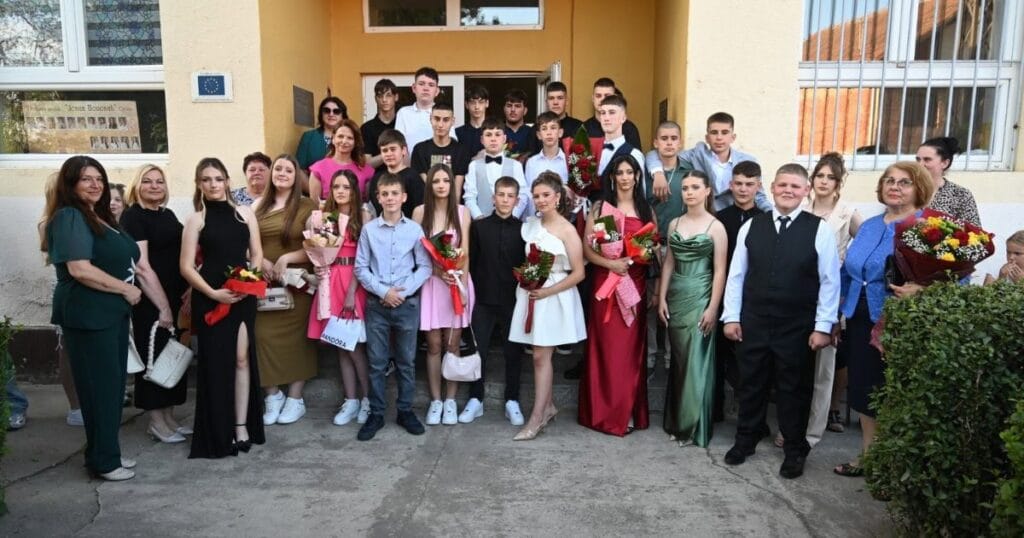 Maturanti Osnovne škole „Jovan Popović“ iz Suseka sa nastavnicima i roditeljima uoči maturske večeri 2026. godine