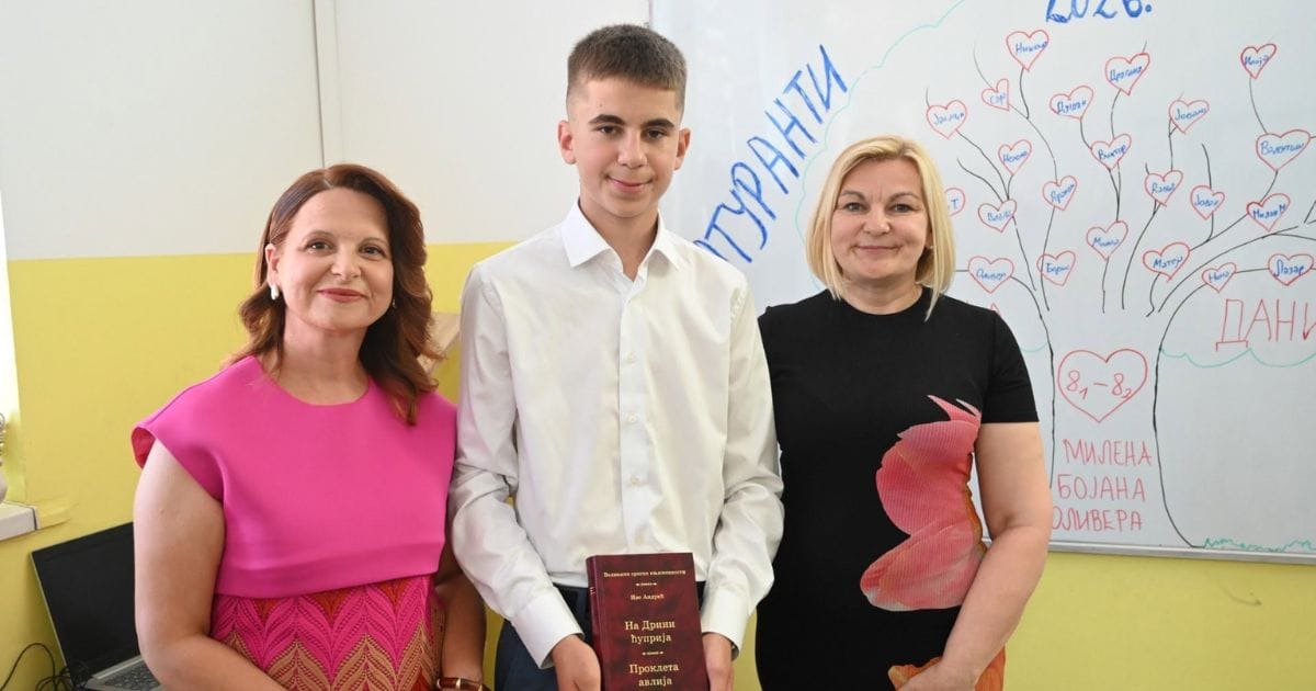Milan Mihajlović učenik generacije OŠ Jovan Popović Susek sa direktorkom škole na svečanosti dodele priznanja
