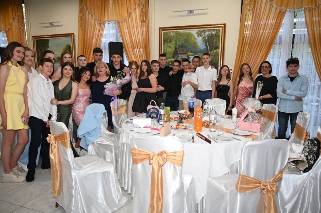 Beočinski maturanti na proslavi male mature u restoranu Karaš