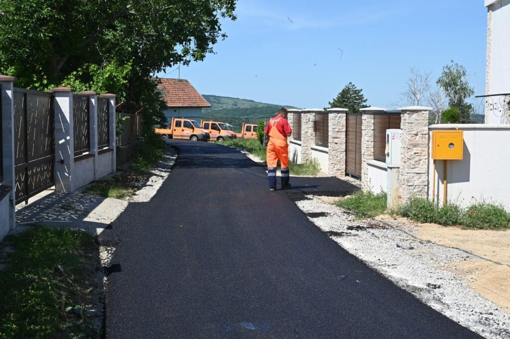 Asfaltirana saobraćajnica u Belegirskoj ulici u Rakovcu