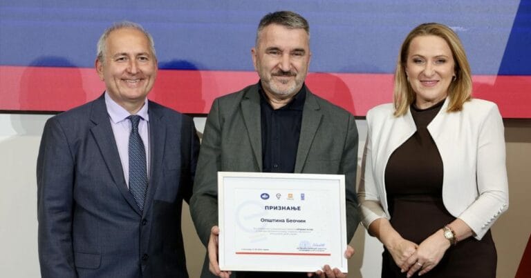 Sekula Petrović prima priznanje za Opštinu Beočin u okviru projekta eUprava za sve