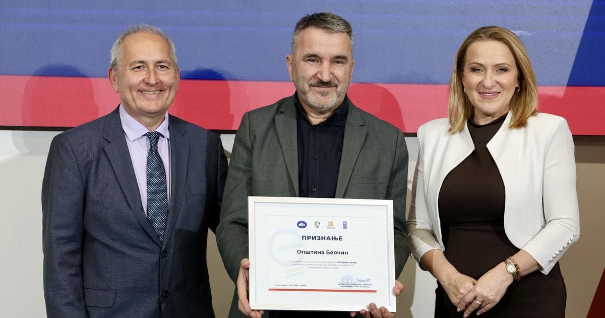 Sekula Petrović prima priznanje za Opštinu Beočin u okviru projekta eUprava za sve