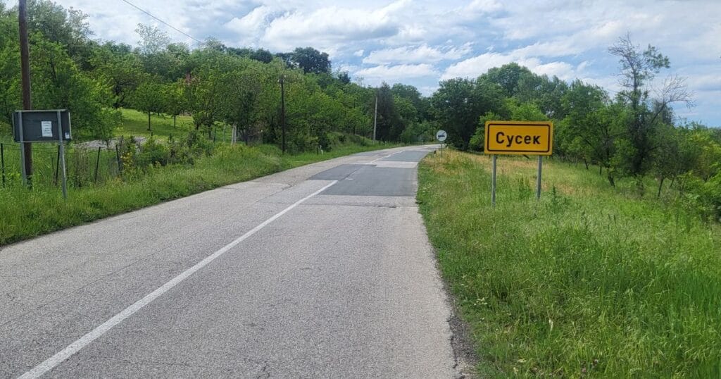Ulaz u Susek, gde meštani prijavljuju višednevne probleme sa vodosnabdevanjem zbog velikog kvara na vodovodnoj mreži.