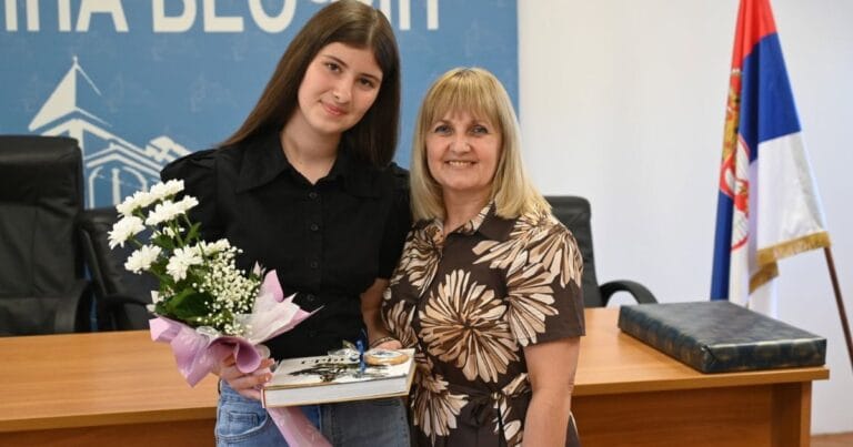 Tijana Komadina, učenica generacije Osnovne škole „Jovan Grčić Milenko“, na prijemu u Opštini Beočin.