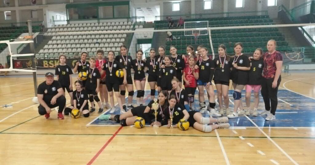 Odbojkašice OK Beočin sa medaljama nakon tradicionalnog Beočinskog turnira 2026 u mini odbojci