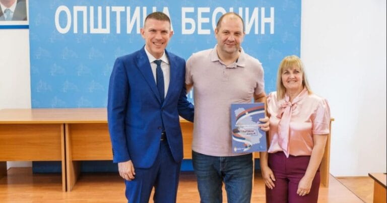 Uručenje ugovora građanima Beočina za subvencije za energetsku sanaciju porodičnih kuća i stanova.