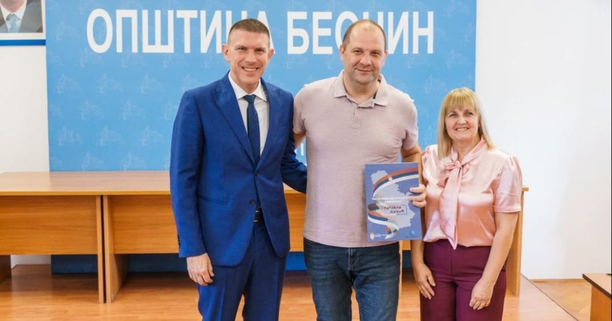 Uručenje ugovora građanima Beočina za subvencije za energetsku sanaciju porodičnih kuća i stanova.