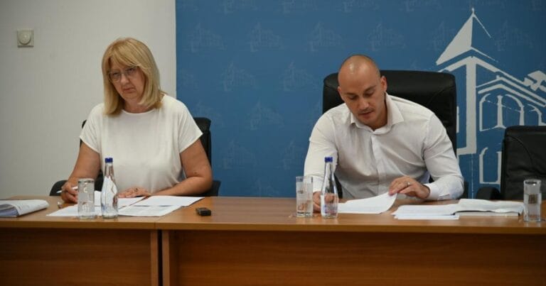 Predsednik SO Beočin Mihajlo Božić tokom 16. sednice lokalnog parlamenta