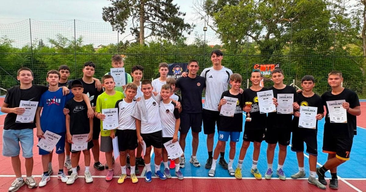 Učesnici humanitarnog turnira u Rakovcu za Petru i Veru Vojnović