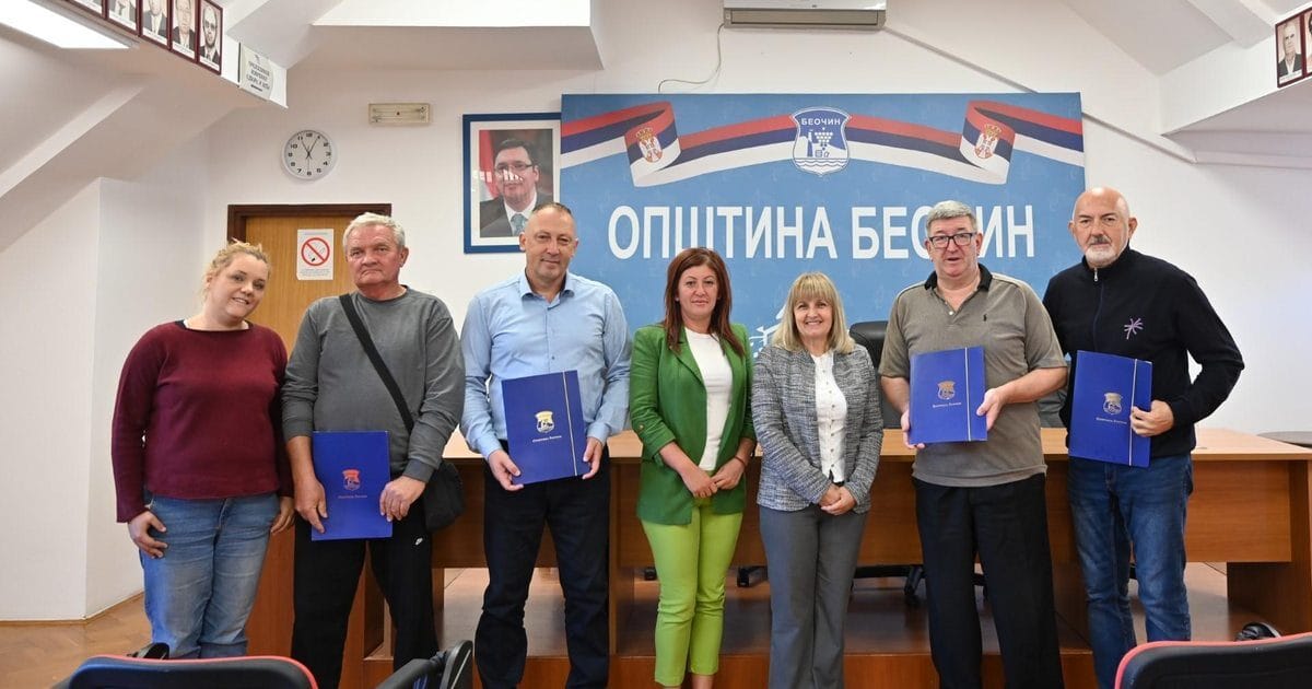 Sedmoro učesnika dodele ugovora u Opštini Beočin — foto: Opština Beočin