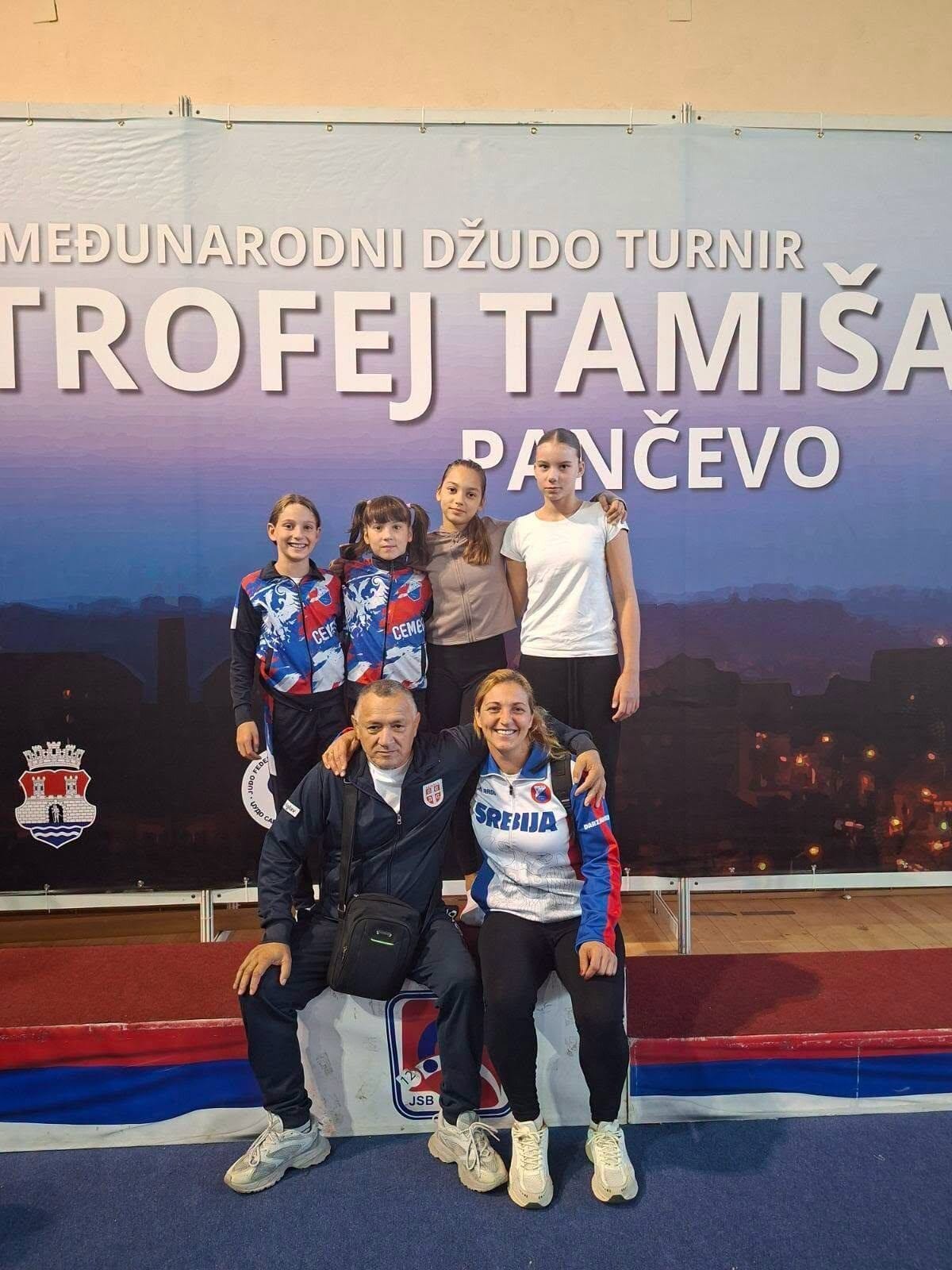Takmičarke i predstavnici Džudo kluba Cement na turniru Trofej Tamiša 2026