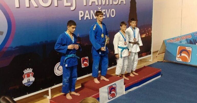 Takmičari Džudo kluba Cement na pobedničkom postolju na turniru Trofej Tamiša 2026