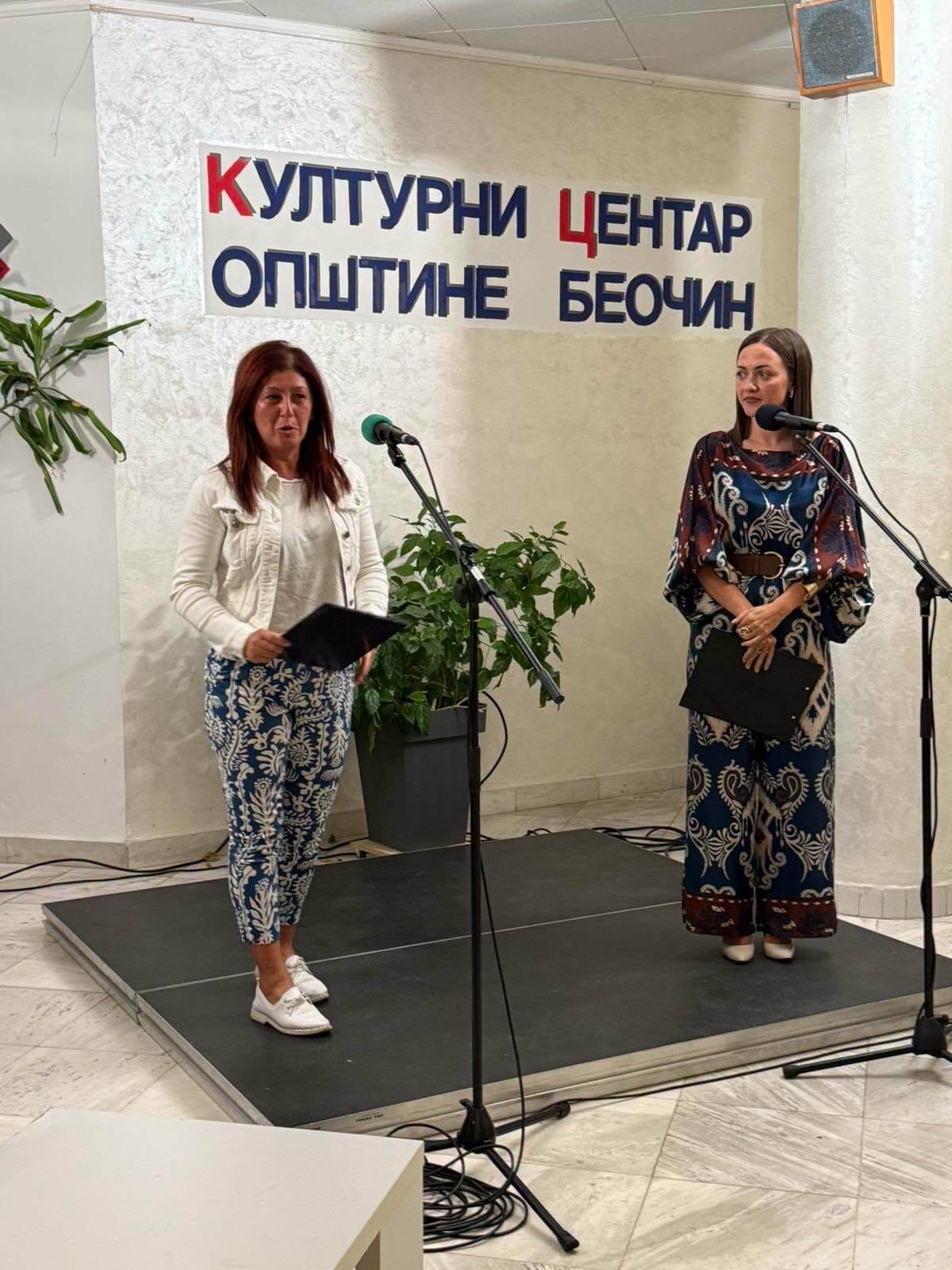Jelena Kamenarović na likovnoj smotri u Beočinu — foto: Kulturni centar opštine Beočin