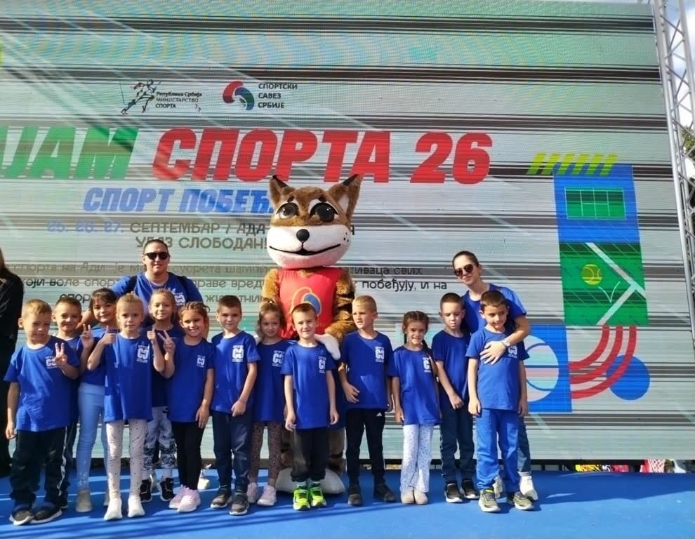 Beočinski predškolci u plavim majicama sa medaljama na Sajmu sporta — foto: Sava Vuković, Zorana Stojić, Goran Vještica i Vesna Tolimir Ižak