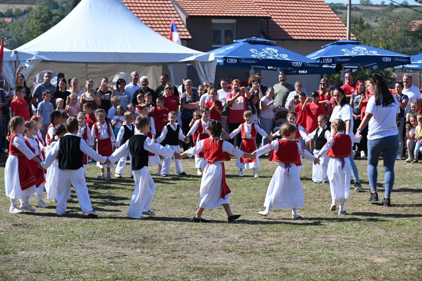 Dečiji folklorni nastup na ranijem izdanju Miholjskih susreta sela — foto: Opština Beočin