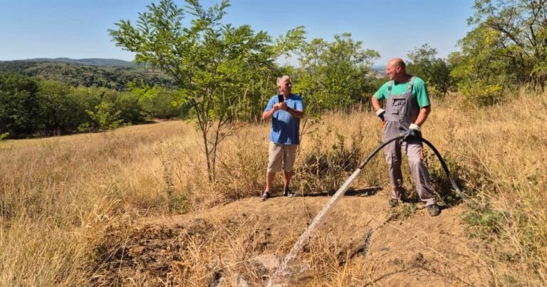 Radnik JKP Beočin puni pojilište za divljač u Rakovcu tokom suše