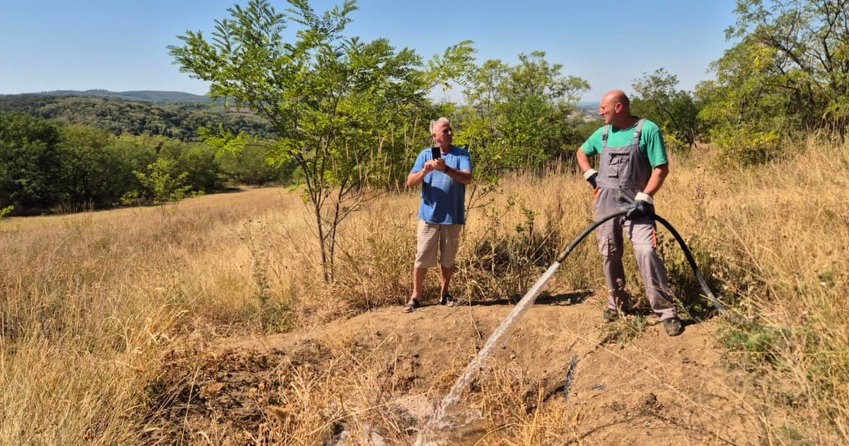 Radnik JKP Beočin puni pojilište za divljač u Rakovcu tokom suše