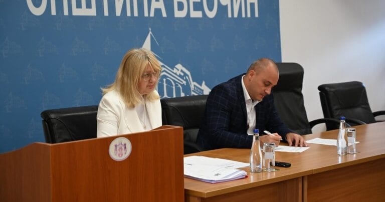Predsedavajući sto na 17. sednici SO Beočin — foto: Ismet Ademovski / Opština Beočin